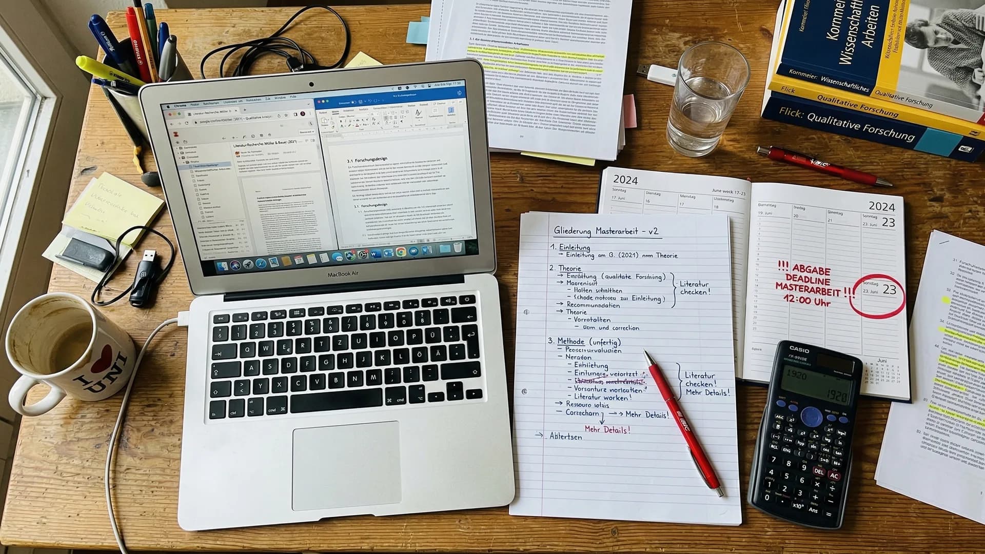 Studierende arbeitet an empirischer Forschungsarbeit mit statistischer Auswertung